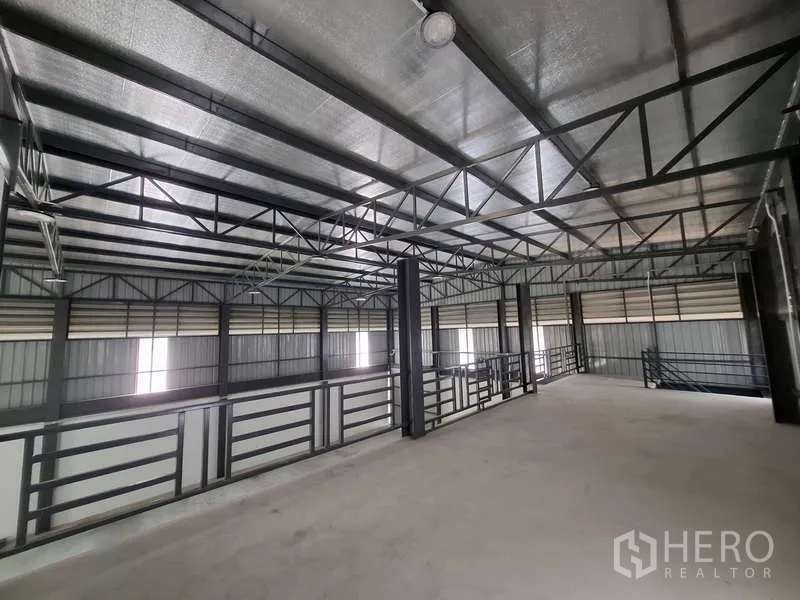 货栈 出租或出售在Bang Phli, Samut Prakan - 夹层区域，钢梁与安全护栏，可作额外存储