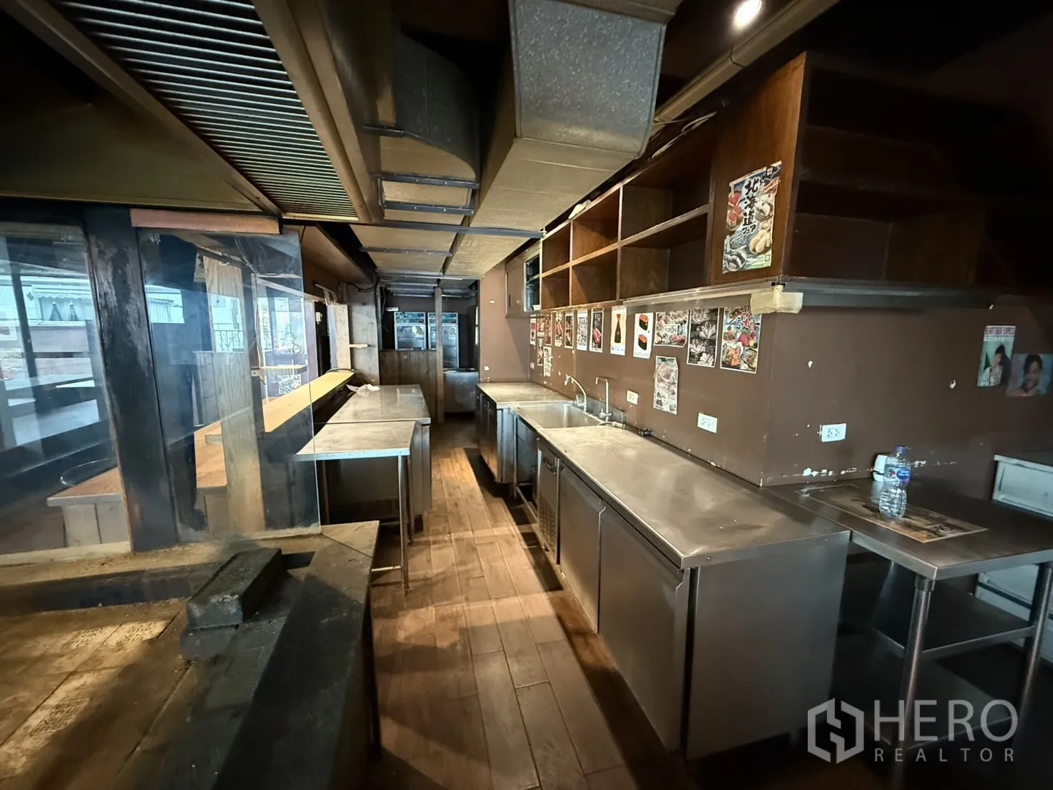 独立式住宅 出租在Watthana, Bangkok - 长形不锈钢备餐区，置物架与排风管道