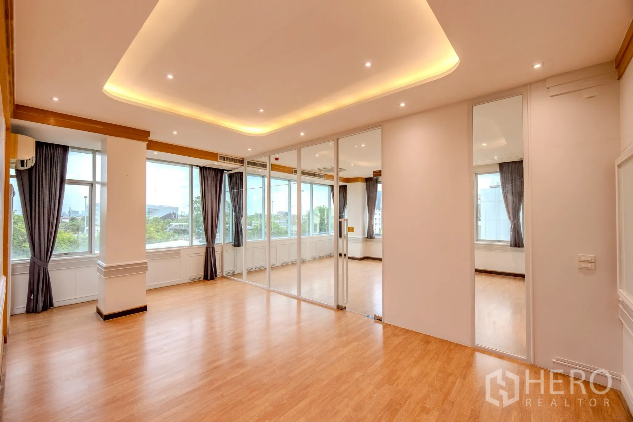 สำนักงาน ให้เช่าในWang Thonglang, Bangkok - ห้องทำงานมุมอาคาร หน้าต่างเต็มบาน ม่านทึบ และประตูกระจกสไลด์