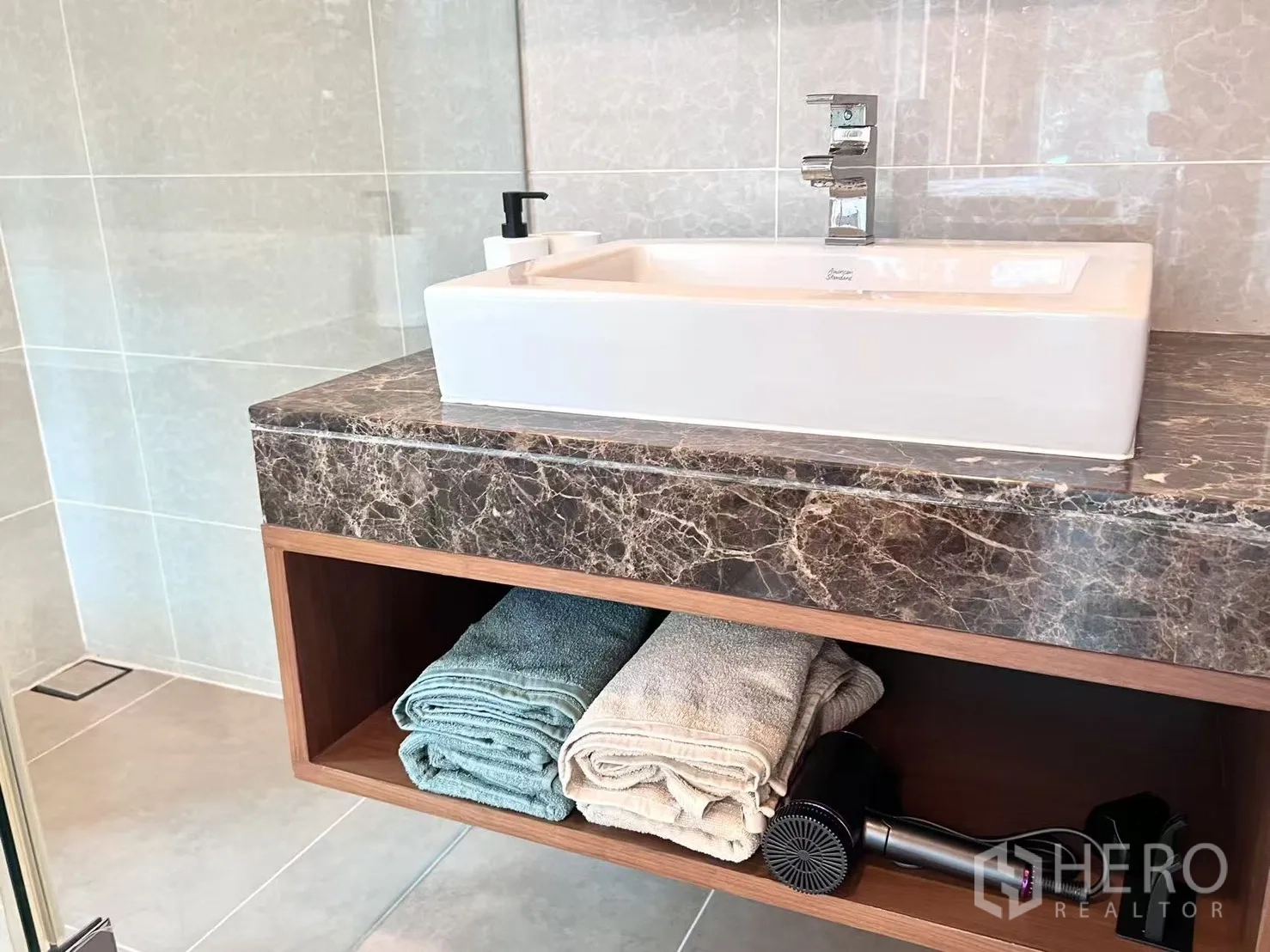 คอนโด ขายในWatthana, Bangkok - เคาน์เตอร์ห้องน้ำท็อปหินอ่อนพร้อมอ่างล้างหน้าเหลี่ยมและช่องเก็บผ้าเช็ดตัว