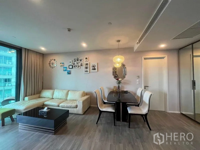 คอนโด ให้เช่าในKhlong Toei, Bangkok - โซนรับแขกและทานข้าวแบบโอเพ่น แชนเดอเลียร์ โซฟาสีครีม และพื้นไม้