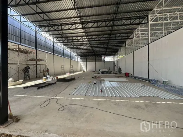 คลังสินค้า ให้เช่าในLam Luk Ka, Pathum Thani - ภายในโกดัง เพดานสูง โครงเหล็ก ผนังสีขาว และช่องแสงธรรมชาติ