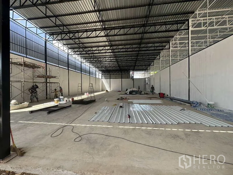 คลังสินค้า ให้เช่าในLam Luk Ka, Pathum Thani - ภายในโกดัง เพดานสูง โครงเหล็ก ผนังสีขาว และช่องแสงธรรมชาติ
