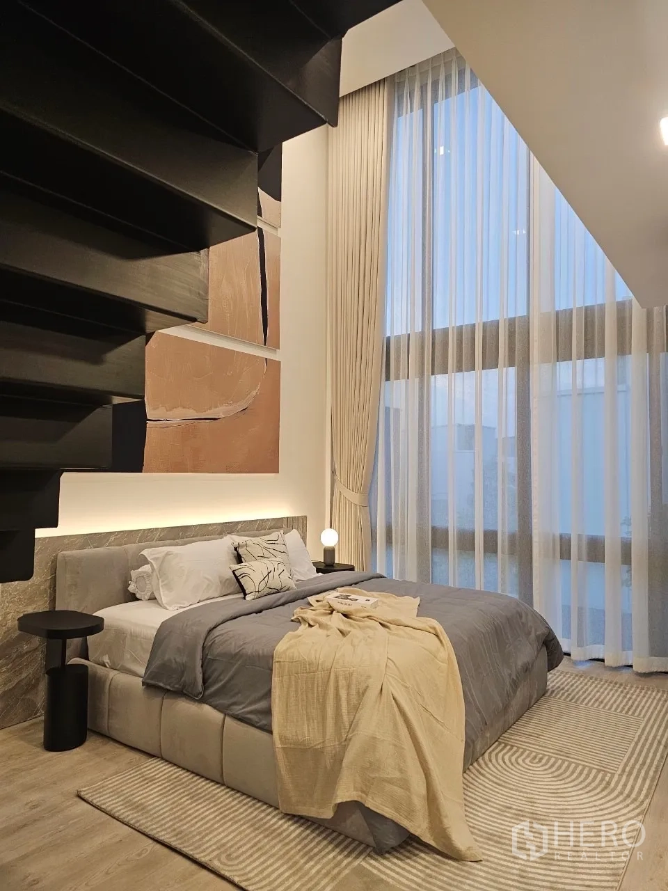 独立式住宅 出租在Saphan Sung, Bangkok - 双层挑高卧室，夹层、落地帘与现代楼梯。