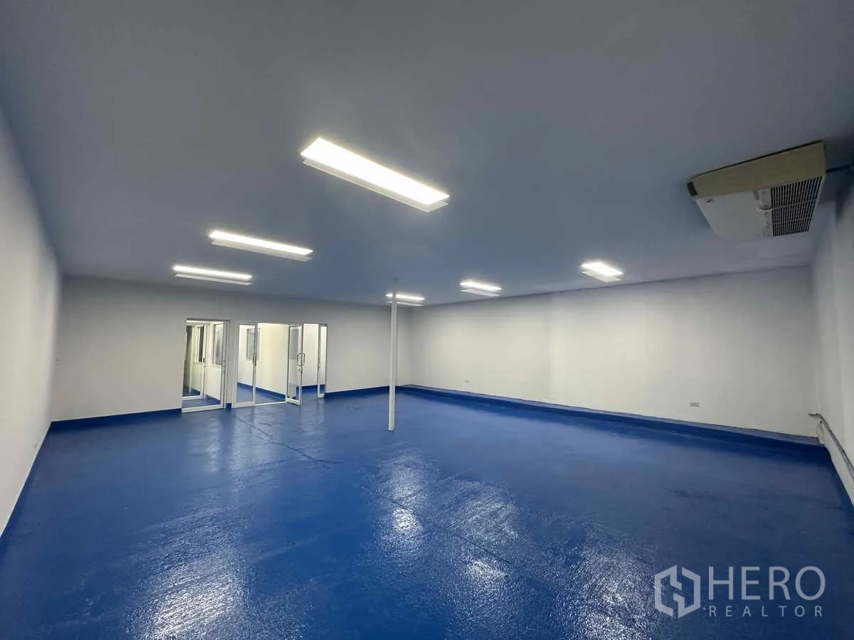 Warehouse for rent in Pak Kret, Nonthaburi - Large clean room with air-conditioning, LED panels and access to glass-partitioned sections.