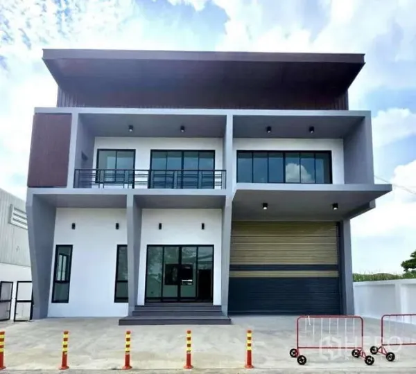 货栈 出售在Lam Luk Ka, Pathum Thani - 带办公室的现代仓库外立面，设阳台、宽阔车道与卷闸装卸门。