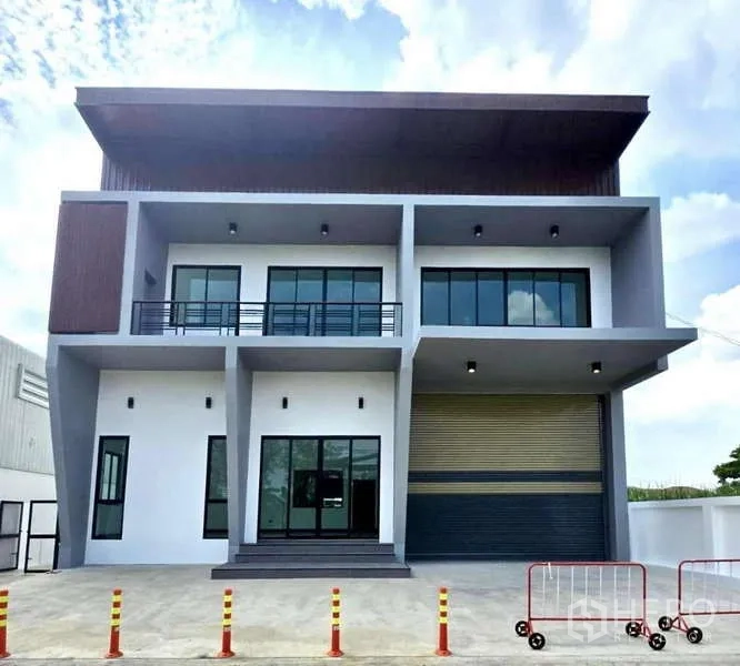คลังสินค้า ขายในLam Luk Ka, Pathum Thani - ด้านหน้าโกดังพร้อมออฟฟิศสไตล์โมเดิร์น มีระเบียง ประตูม้วนโหลดสินค้า และลานจอดกว้าง