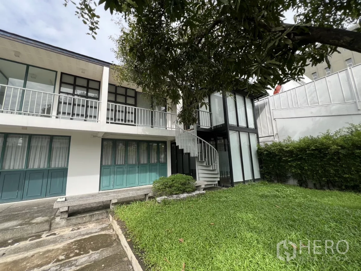 สำนักงานที่บ้าน ให้เช่าหรือขายในPhra Khanong, Bangkok - โฮมออฟฟิศสองชั้นปรับปรุงใหม่ พร้อมอาคารกระจก บันไดเวียน และสนามหญ้าในพระโขนง