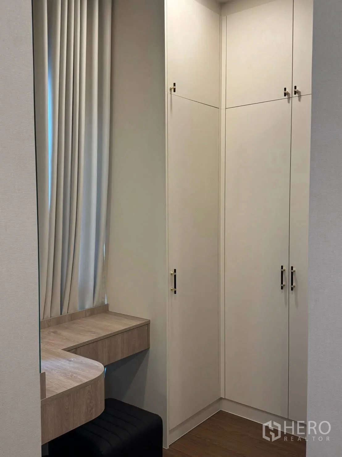 Detached House for rent in Bang Phli, Samut Prakan - Corner dressing table with stool next to tall built-in wardrobes.