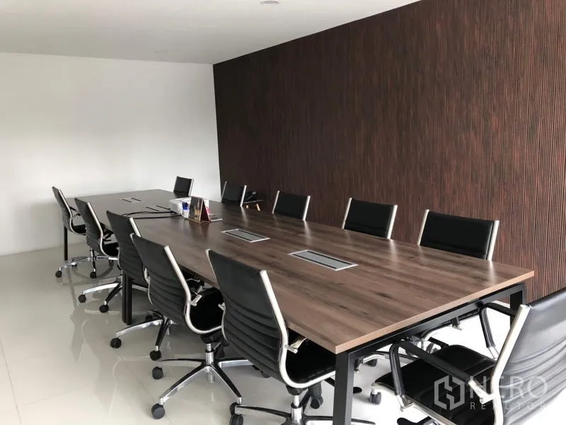 สำนักงาน ให้เช่าในPrawet, Bangkok - ห้องบอร์ดบริหาร โต๊ะไม้ยาวพร้อมช่องไฟและเก้าอี้หนัง