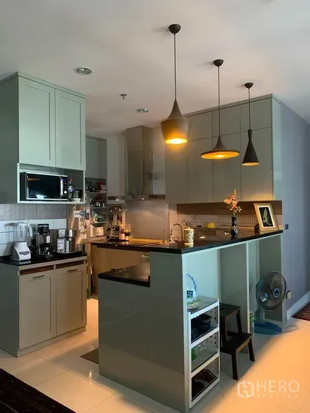 คอนโด ให้เช่าในBang Kapi, Bangkok - ครัวเปิดตู้บิลท์อินเรียบหรู เคาน์เตอร์หินสีดำ และโคมไฟแขวนสามดวง พร้อมเครื่องใช้ครบ