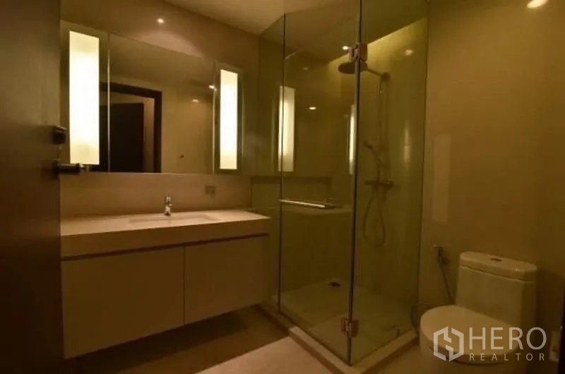คอนโด ให้เช่าในWatthana, Bangkok - ห้องน้ำพร้อมตู้กระจกกั้นอาบน้ำ กระจกส่องสว่าง และโถสุขภัณฑ์