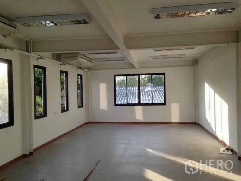 สำนักงาน ขายในRatchathewi, Bangkok - ห้องทำงานแบบเปิดโล่งสว่าง มีหน้าต่างหลายบาน แอร์แขวน และไฟฝังเพดาน