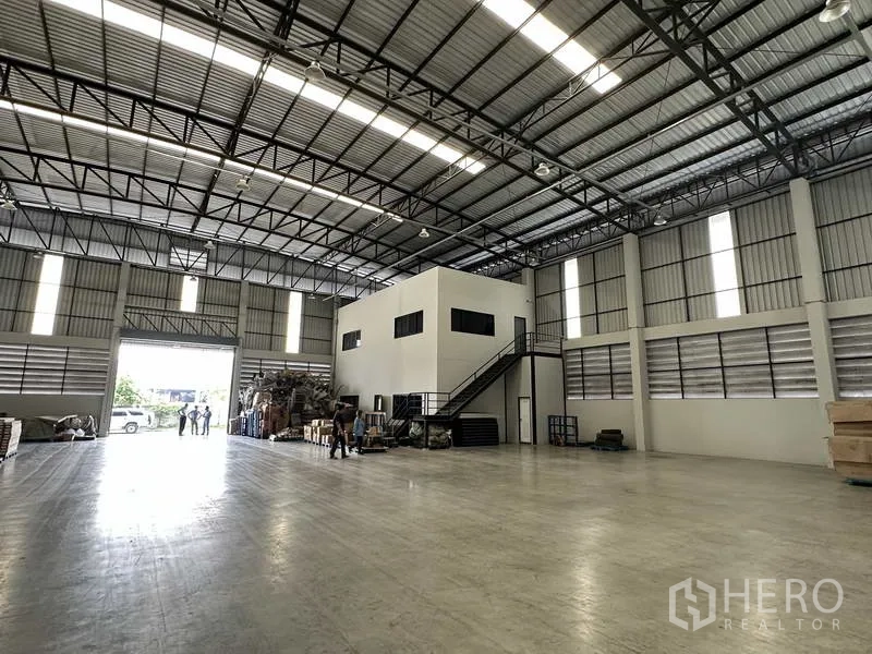 货栈 出租在Bang Phli, Samut Prakan - 仓库大厅设有两层内部办公室与楼梯，旁有大型装卸门通往车道。