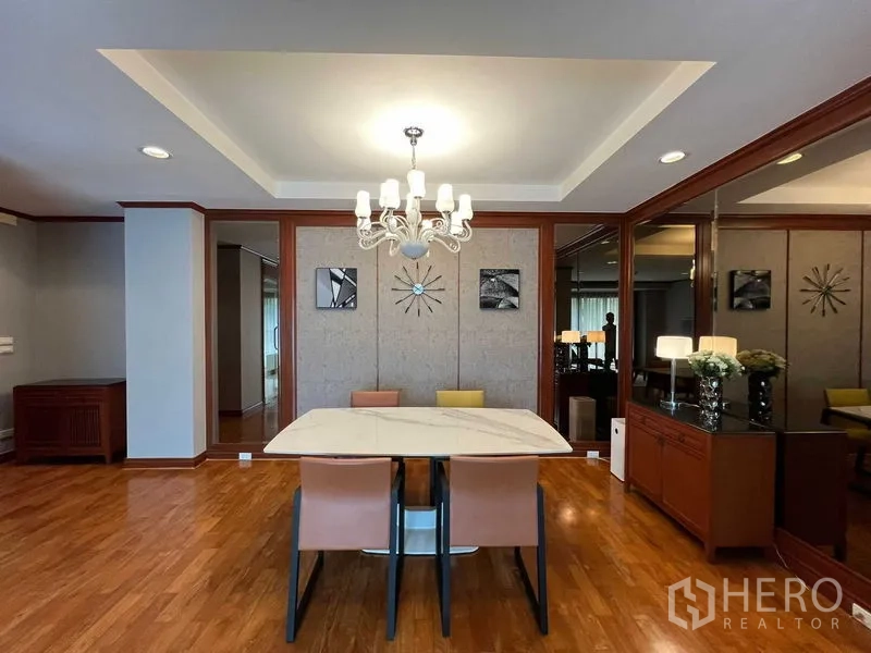 คอนโด ให้เช่าหรือขายในPhra Khanong, Bangkok - ห้องทานอาหารโต๊ะท็อปหินอ่อน โคมไฟระย้า และผนังกระจกเงา