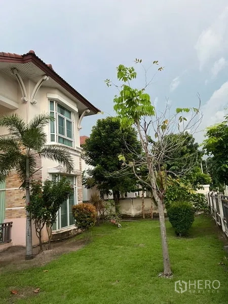 บ้าน ให้เช่าหรือขายในLat Krabang, Bangkok - สวนข้างบ้านมีต้นไม้และพุ่มไม้รอบตัวบ้าน.