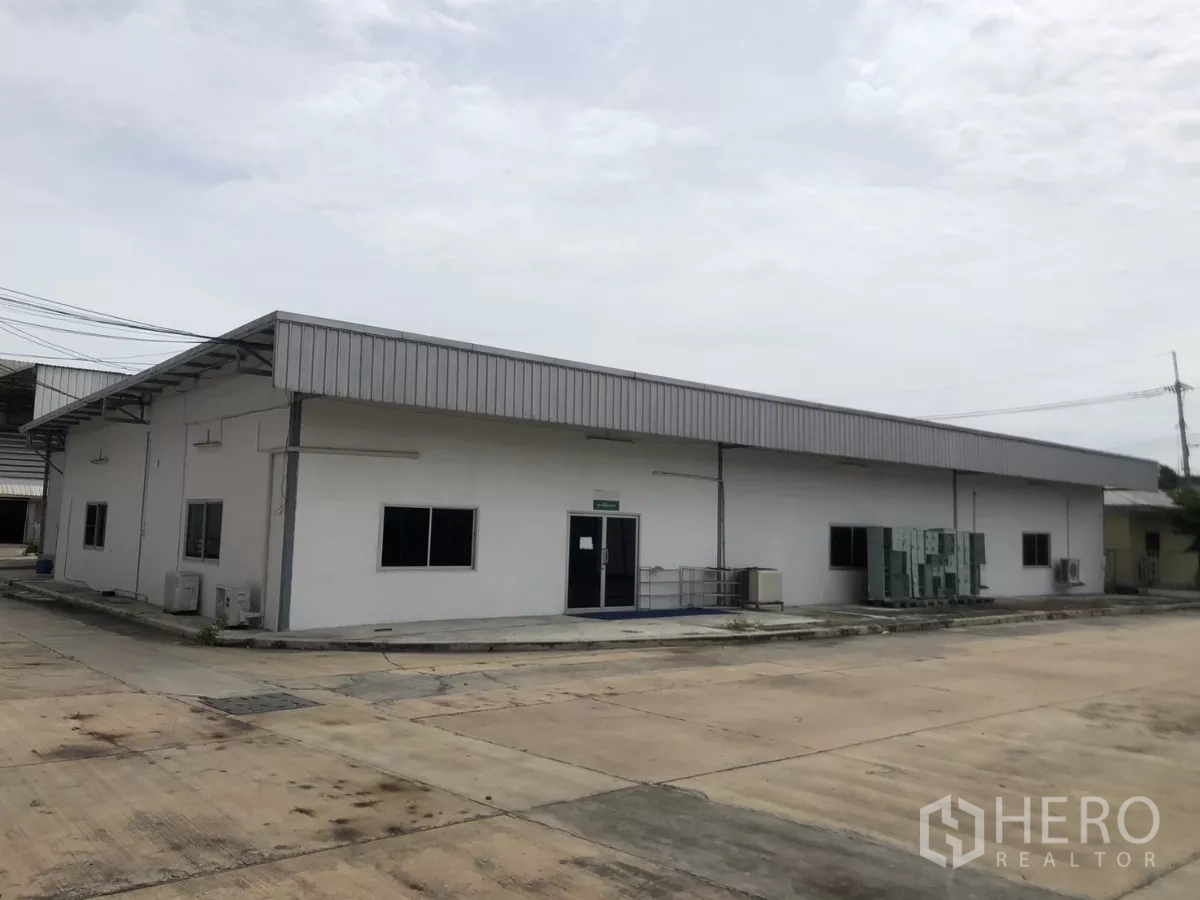 Factory for rent in Mueang Samut Prakan, Samut Prakan - Long low building with metal roof, AC units and ample loading space