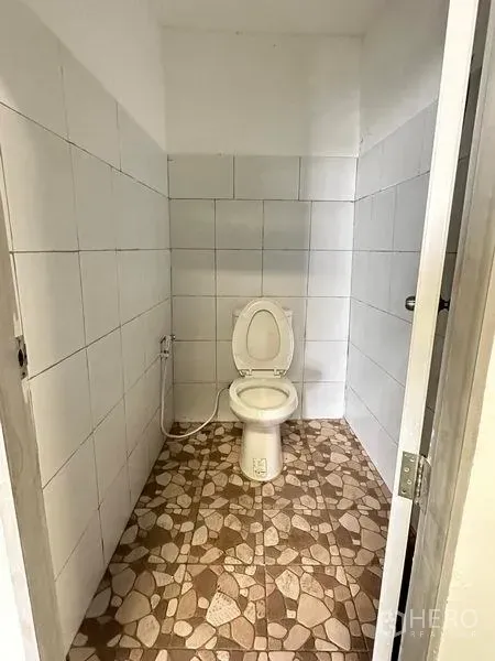 货栈 出租在Khan Na Yao, Bangkok - 整洁的瓷砖卫生间，坐便器配手持喷枪。