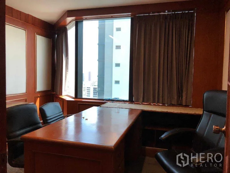 สำนักงาน ให้เช่าในRatchathewi, Bangkok - ห้องผู้จัดการมุมอาคาร มีหน้าต่างบานใหญ่ชมวิวเมือง กรอบไม้ โต๊ะและเก้าอี้ พร้อมผ้าม่านทึบแสง