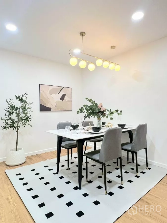 บ้าน ให้เช่าในHuai Khwang, Bangkok - โซนรับประทานอาหารกว้าง พรมลายโมเดิร์น กระถางต้นไม้ และแสงไฟสวย