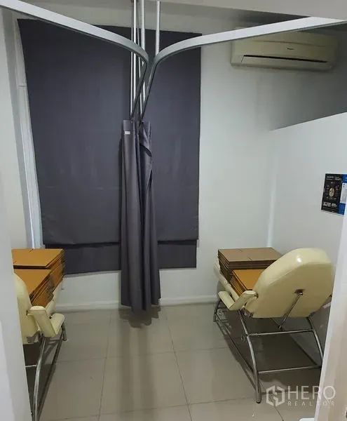 สำนักงานที่บ้าน ให้เช่าในChatuchak, Bangkok - ห้องทรีตเมนต์คู่ พร้อมเก้าอี้เอนและผ้าม่านกั้นความเป็นส่วนตัว