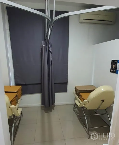 สำนักงานที่บ้าน ให้เช่าในChatuchak, Bangkok - ห้องทรีตเมนต์คู่ พร้อมเก้าอี้เอนและผ้าม่านกั้นความเป็นส่วนตัว