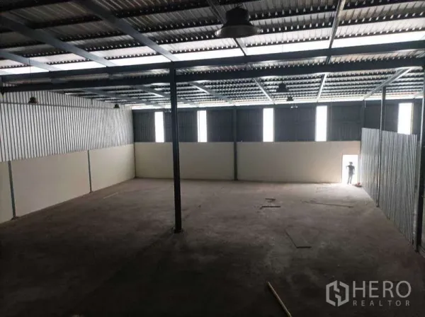 工厂 出租在Ban Phaeo, Samut Sakhon - 宽阔仓库大厅，屋顶采光条与侧门