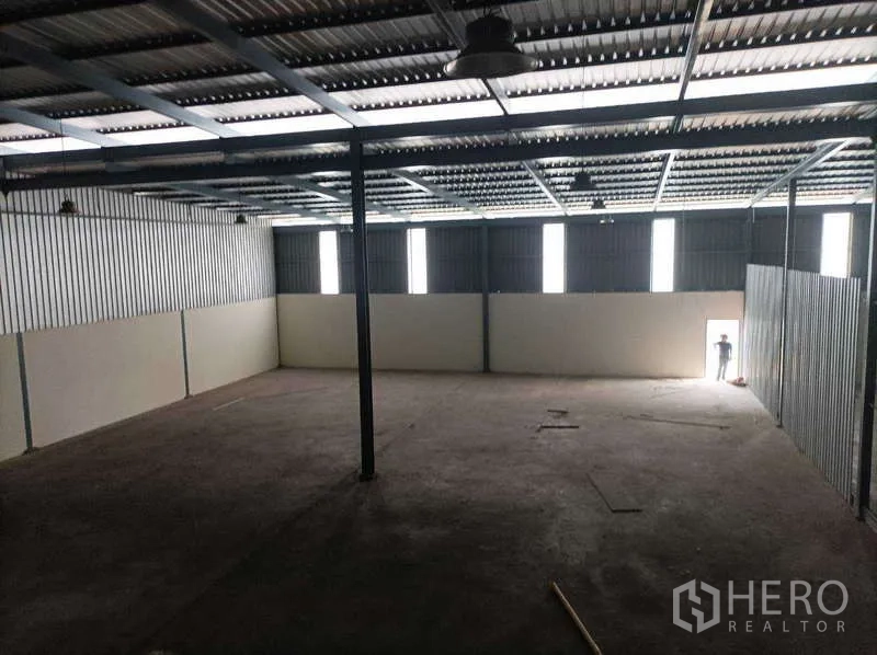 工厂 出租在Ban Phaeo, Samut Sakhon - 宽阔仓库大厅，屋顶采光条与侧门