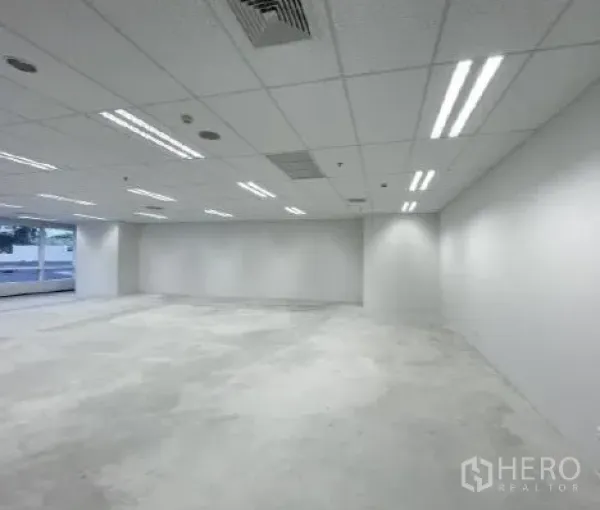 办公空间 出租 - 白色墙面与LED灯带的办公室楼层，布局灵活可定制。