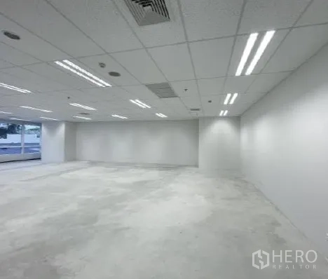 办公空间 出租 - 白色墙面与LED灯带的办公室楼层，布局灵活可定制。