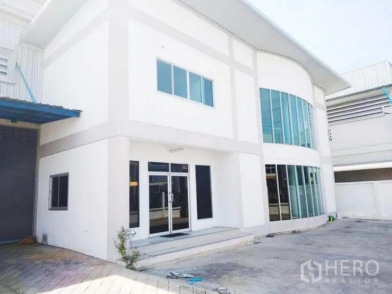 คลังสินค้า ให้เช่าในSamut Prakan - อาคารสำนักงานสองชั้นกระจกโค้ง ติดกับพื้นที่โหลดสินค้า