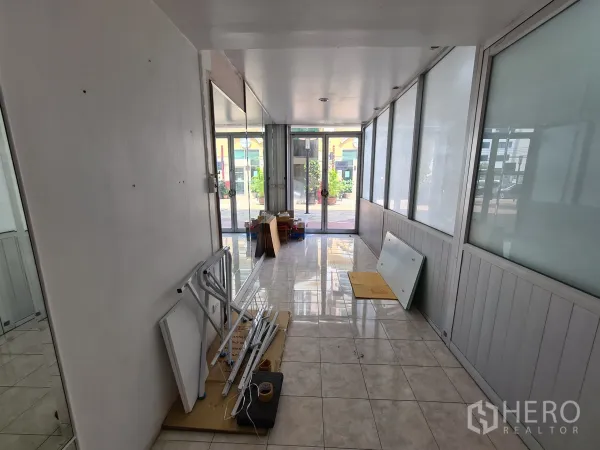 店屋 出租或出售在Sathon, Bangkok - 一层零售区，地砖地面，磨砂玻璃隔断，正对广场的玻璃入口。