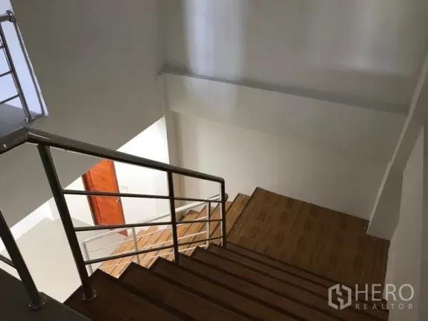 คลังสินค้า ให้เช่าในSamut Sakhon - บันไดภายในอาคารสำนักงาน พื้นไม้พร้อมราวสแตนเลส