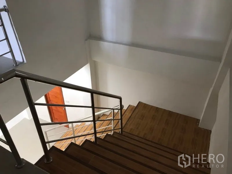 คลังสินค้า ให้เช่าในSamut Sakhon - บันไดภายในอาคารสำนักงาน พื้นไม้พร้อมราวสแตนเลส