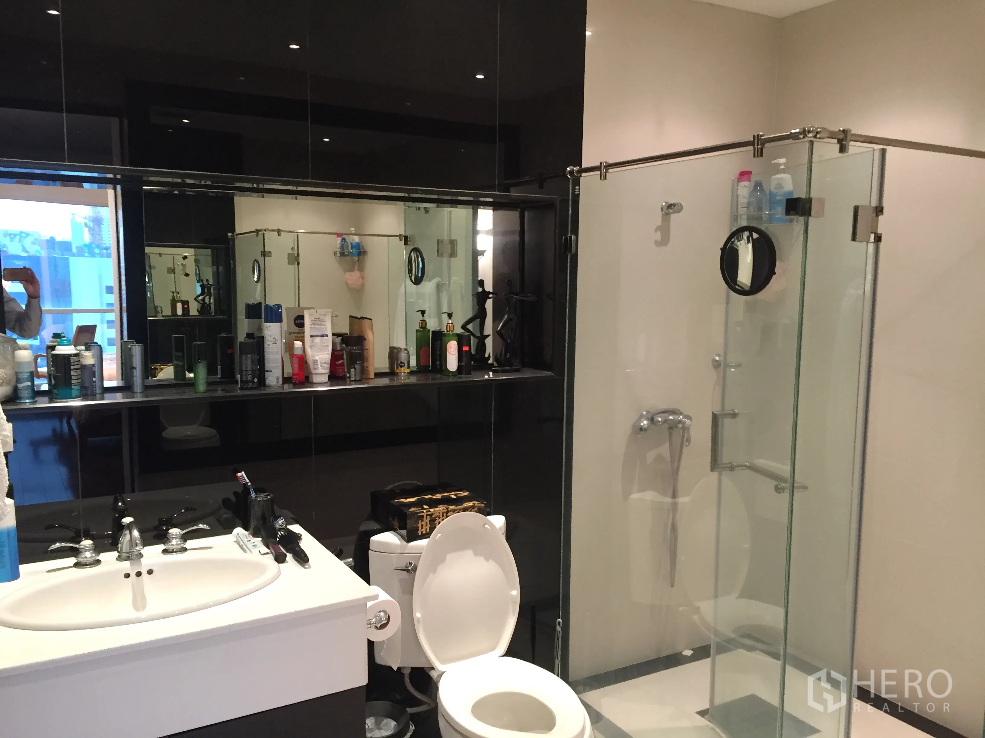 คอนโด ขายในPathum Wan, Bangkok - ห้องน้ำสมัยใหม่พร้อมตู้กระจกอาบน้ำและเคาน์เตอร์ล้างหน้า