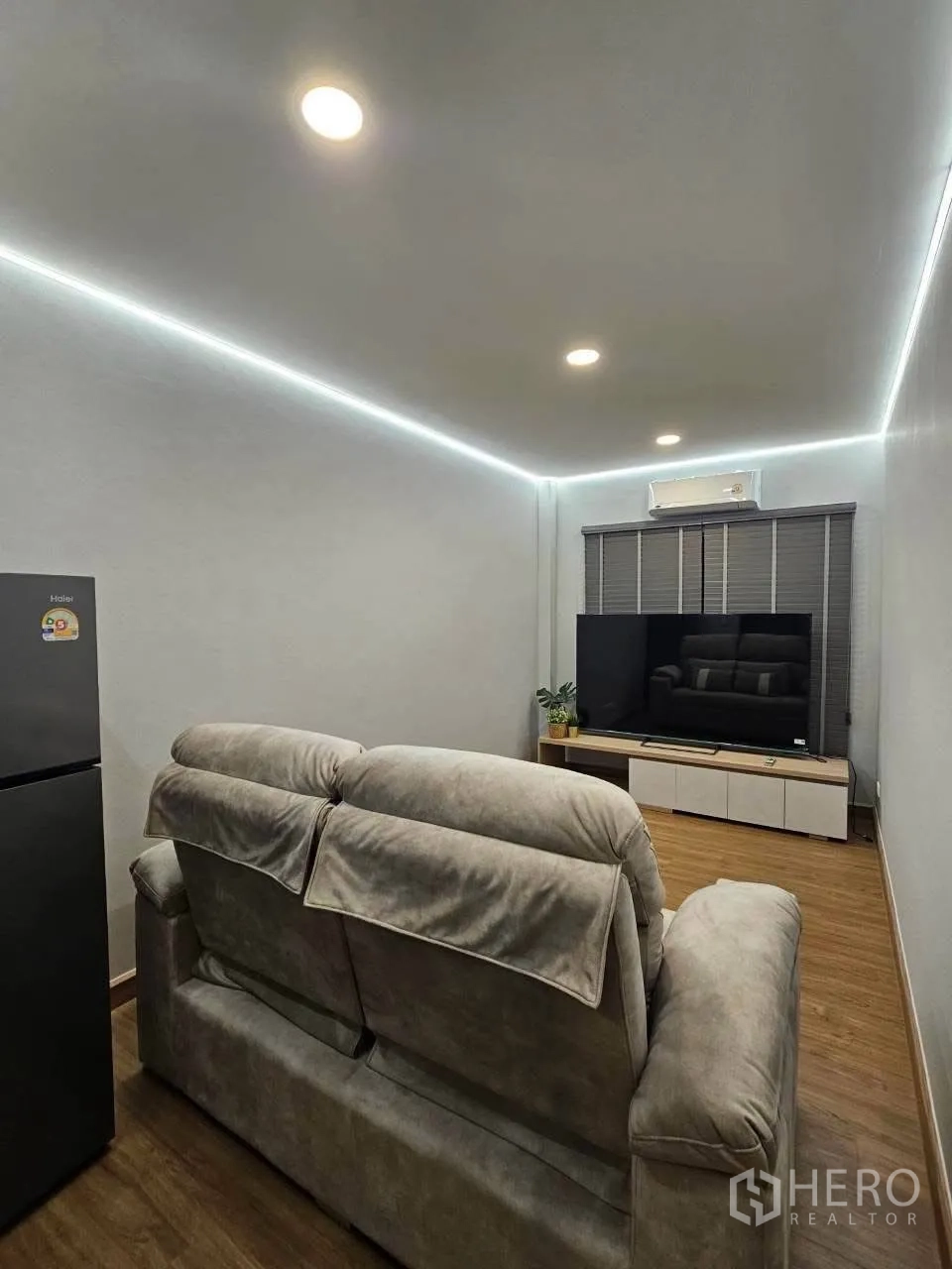 独栋房屋 for rent or sale in Bang Phli, Samut Prakan - 紧凑影音室，沙发、电视柜与天花筒灯。