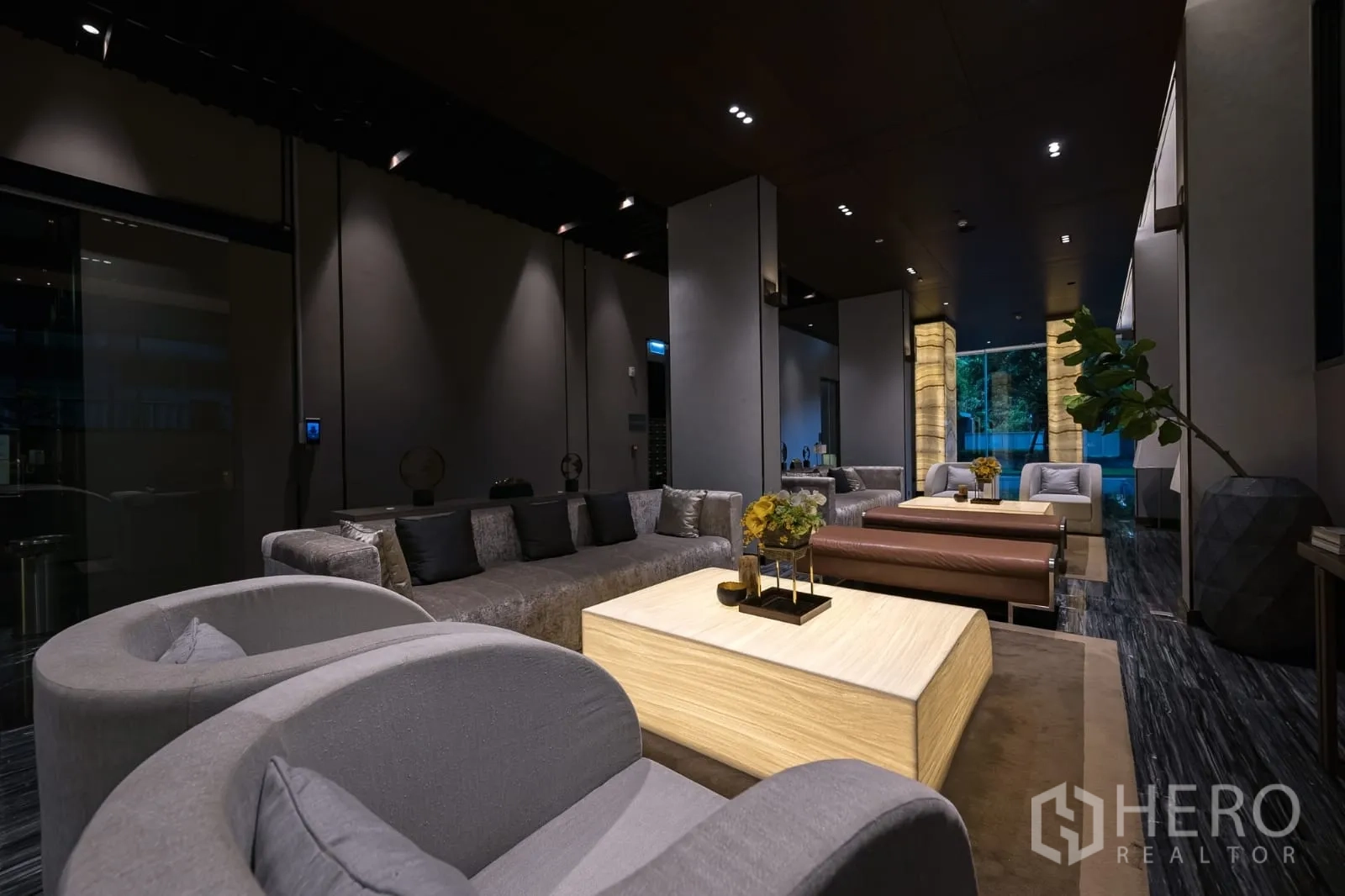 คอนโด ให้เช่าในKhlong Toei, Bangkok - เลาจน์ส่วนกลาง โซฟาและโต๊ะกาแฟบรรยากาศหรู