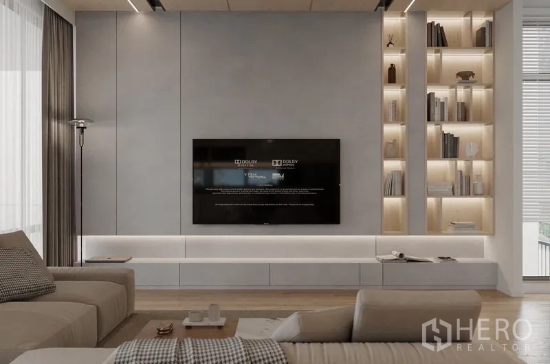 บ้าน ให้เช่าในSaphan Sung, Bangkok - ห้องนั่งเล่นมินิมอล ทีวีติดผนังและชั้นโชว์ไฟอบอุ่น