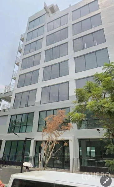 办公空间 出租在Bang Rak, Bangkok - 另一角度的写字楼外观，整栋统一大窗。