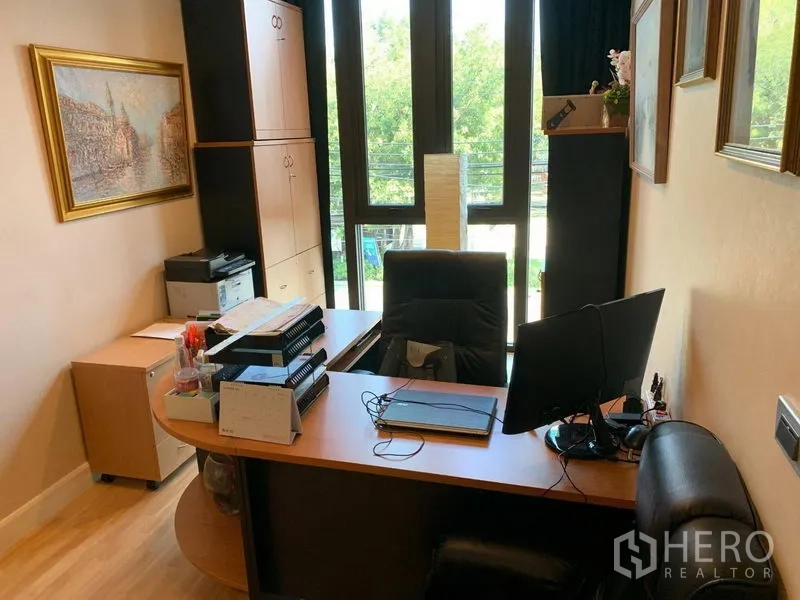 ทาวน์เฮาส์ ให้เช่าหรือขายในChatuchak, Bangkok - ห้องทำงานพร้อมโต๊ะทำงาน ตู้เก็บของ และหน้าต่างสูงมองเห็นต้นไม้