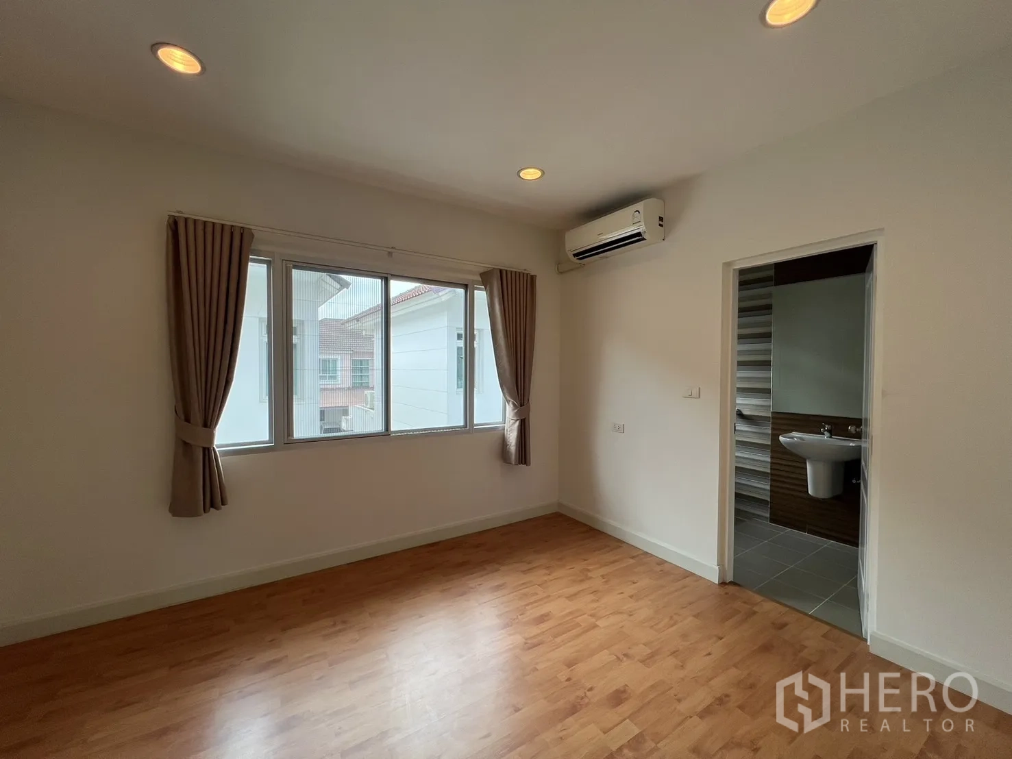 独立式住宅 出租在Saphan Sung, Bangkok - 卫生间米色装饰砖，带窗与淋浴区