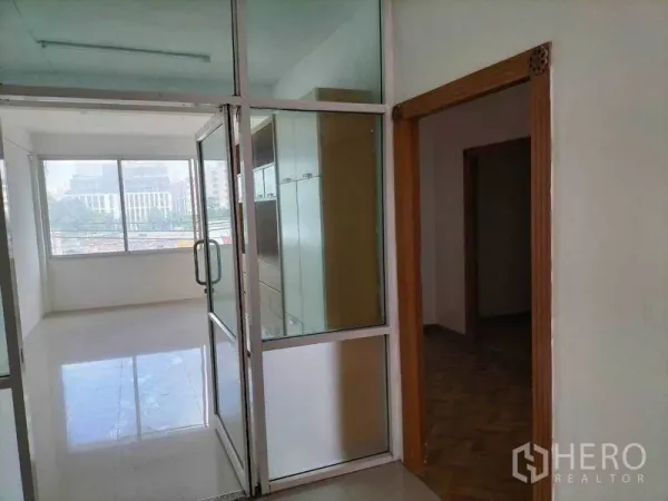 店屋 出租在Khlong Toei, Bangkok - 玻璃隔断办公室，内置柜体，大幅城市景观窗。