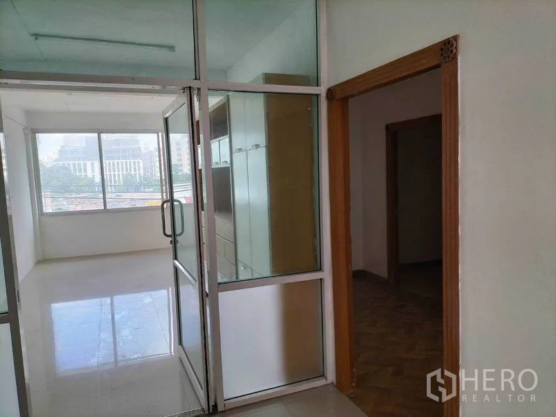 店屋 出租在Khlong Toei, Bangkok - 玻璃隔断办公室，内置柜体，大幅城市景观窗。