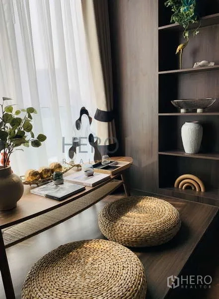 คอนโด ให้เช่า - ชั้นตกแต่งและเบาะนั่งพื้นหวายข้างหน้าต่างมุมระเบียงเซน