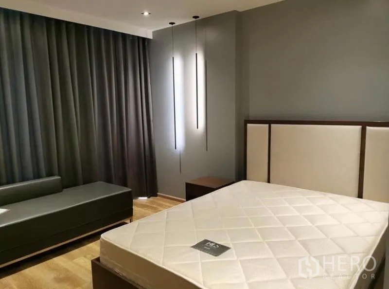 คอนโด ให้เช่าในSathon, Bangkok - มุมห้องนอนพร้อมเตียงเดย์เบด โคมไฟห้อยยาว และผ้าม่านสีเข้ม