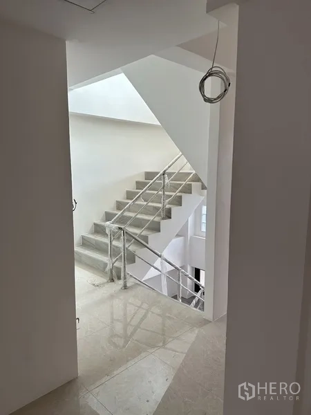 สำนักงาน ให้เช่าหรือขายในHuai Khwang, Bangkok - ชานบันไดราวสแตนเลสสว่างด้วยแสงธรรมชาติ