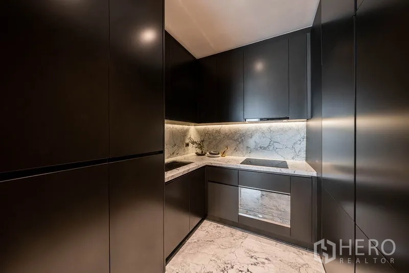คอนโด ให้เช่าในWatthana, Bangkok - ครัวสไตล์โมเดิร์นพร้อมเครื่องใช้บิวท์อินและไฟใต้ตู้