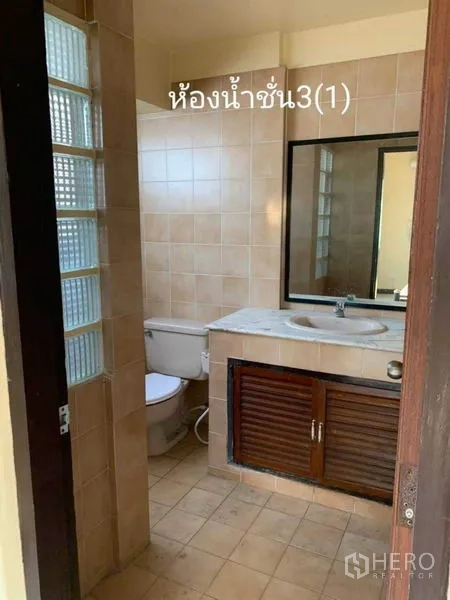 ทาวน์เฮาส์ ให้เช่าในPhra Khanong, Bangkok - ห้องน้ำโทนเบจ ผนังกระจกบล็อก เคาน์เตอร์อ่างล้างหน้า และโถสุขภัณฑ์