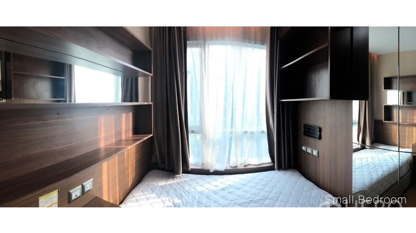 公寓 出租或出售在Ratchathewi, Bangkok - 次卧带木质嵌入式收纳，落地窗采光好，可览城市景观。