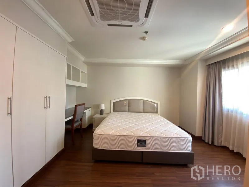 公寓 出租在Watthana, Bangkok - 主卧设大衣柜、书桌与宽窗，采光充足。